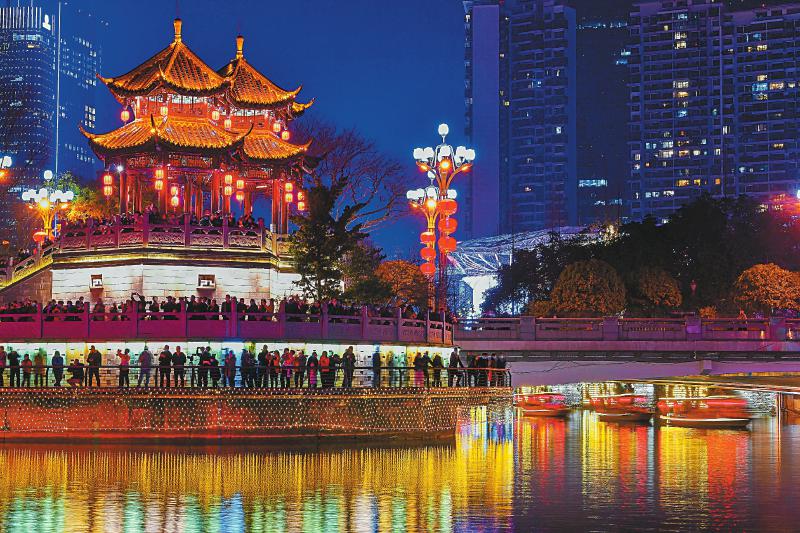 2月7日晚，成都合江亭上华灯初放。当晚，“点亮锦江”2021年春节系列