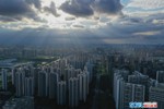 光束照耀成都平原 龙泉山脉肉眼可见！