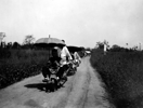 1909年都江堰。灌县附近，坐独轮车的男子。.png