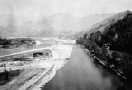 1909年的都江堰。站在山上看到的都江堰，可以清楚地看到远处的安澜索桥。.png