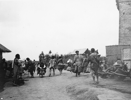 1909年4月，成都附近一个交通路口的情景。.png