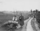 1909年4月，成都郊外，运送粪水的人。.png