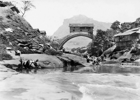 1926年，万县万州桥。万州桥位于苎溪河上，是建于清同治九年（1870年）的一座石拱桥，拱桥中间建有飞阁凉亭，也即廊桥。廊桥在1953年因破败而被拆除。1970年，全桥被洪水冲毁。.png
