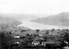 1926年，站在高处看到的万县城全景。万县，即现在的重庆万州区，位于重庆东北部。东汉建安二十一年（216年），刘备占据西南时置羊渠县，治所在今万州区长滩镇，为万州建县之始。唐朝建立后，为浦州管辖。贞观八年改浦州为万州。明洪武六年（1373年），降万州为万县，属夔州府（今奉节）管辖。.png