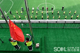 经过漫长的寒假，四川小学五、六年学生开始重回校园，迎来了新学期“第一课”。  4月27日早上8时30分许，记者来到四川省南充市和平路小学看到，同学们已经陆续抵达。学校门前划分了2个通道，每个通道里外都有老师值守，在老师的引导下，学生们间隔一米，经过红外线电子测温门测量体温，有序排队。每名同学带着填好的健康表、测温表、承诺书，按照规划路线进入校园。   进入教室前，班主任对班级学生再次测体温，并间隔1米单人单桌。学生们整整齐齐地坐在自己的座位上，各类书本已经发放到位，孩子们迫不及待地翻阅着。都戴着口罩的小学生只能用眼神辨认100多天没见面的小朋友，似乎认不出来原来的伙伴，个个小眼神呆萌。  9点