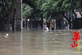 需要帮助请叫我 乐山暴雨中最暖背影