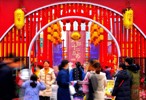 组图丨年味儿渐浓 红色元素扮靓成都