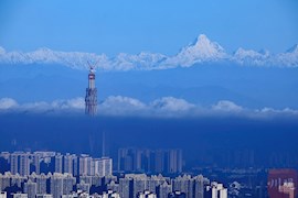 一起在龙泉山眺望雪山下的公园城市