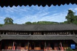 峨眉山景区报国寺大雄宝殿的匾牌和楹联（6月7日摄）.jpg