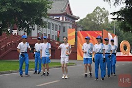 现场图集丨成都大运会火炬正在成都市内传递