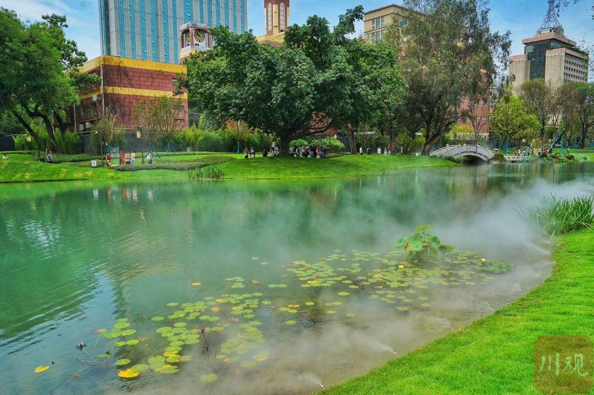 成都中央的公园摩诃池亮相