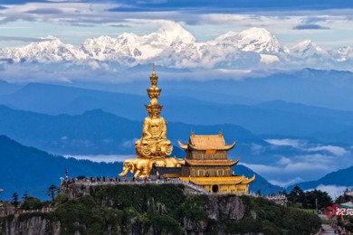 峨眉金顶邂逅“蜀山之王” 云海日出与贡嘎雪山共绘山河画卷