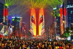 璀璨光影耀双塔 成都市民交子大道跨年迎新